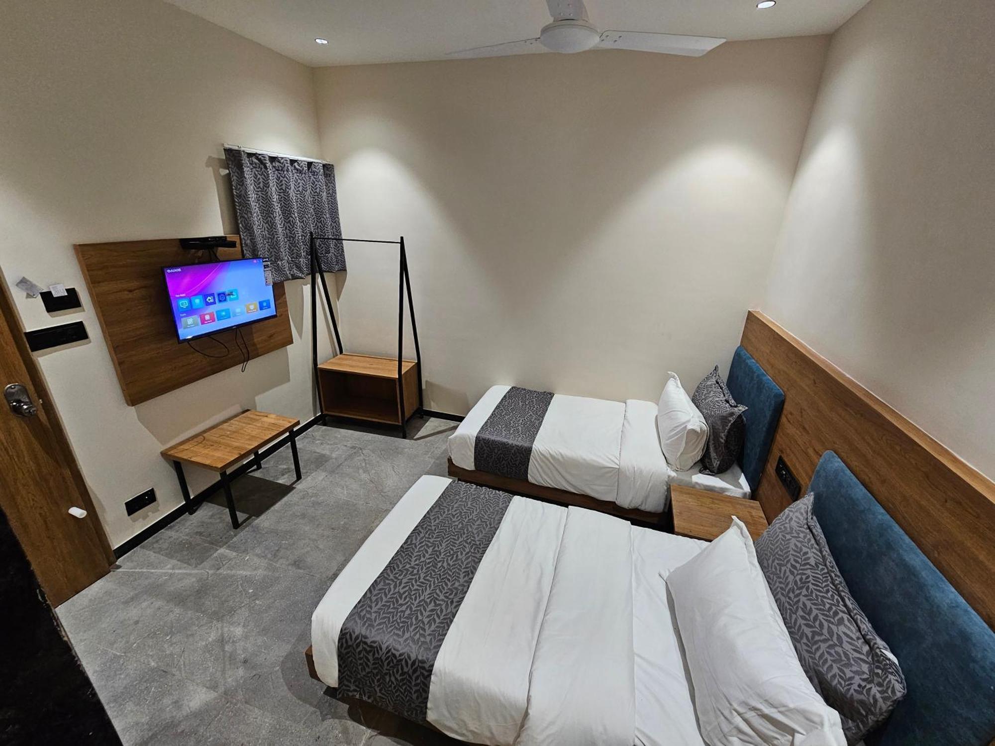 Hotel Nova Palm Rajkot Esterno foto