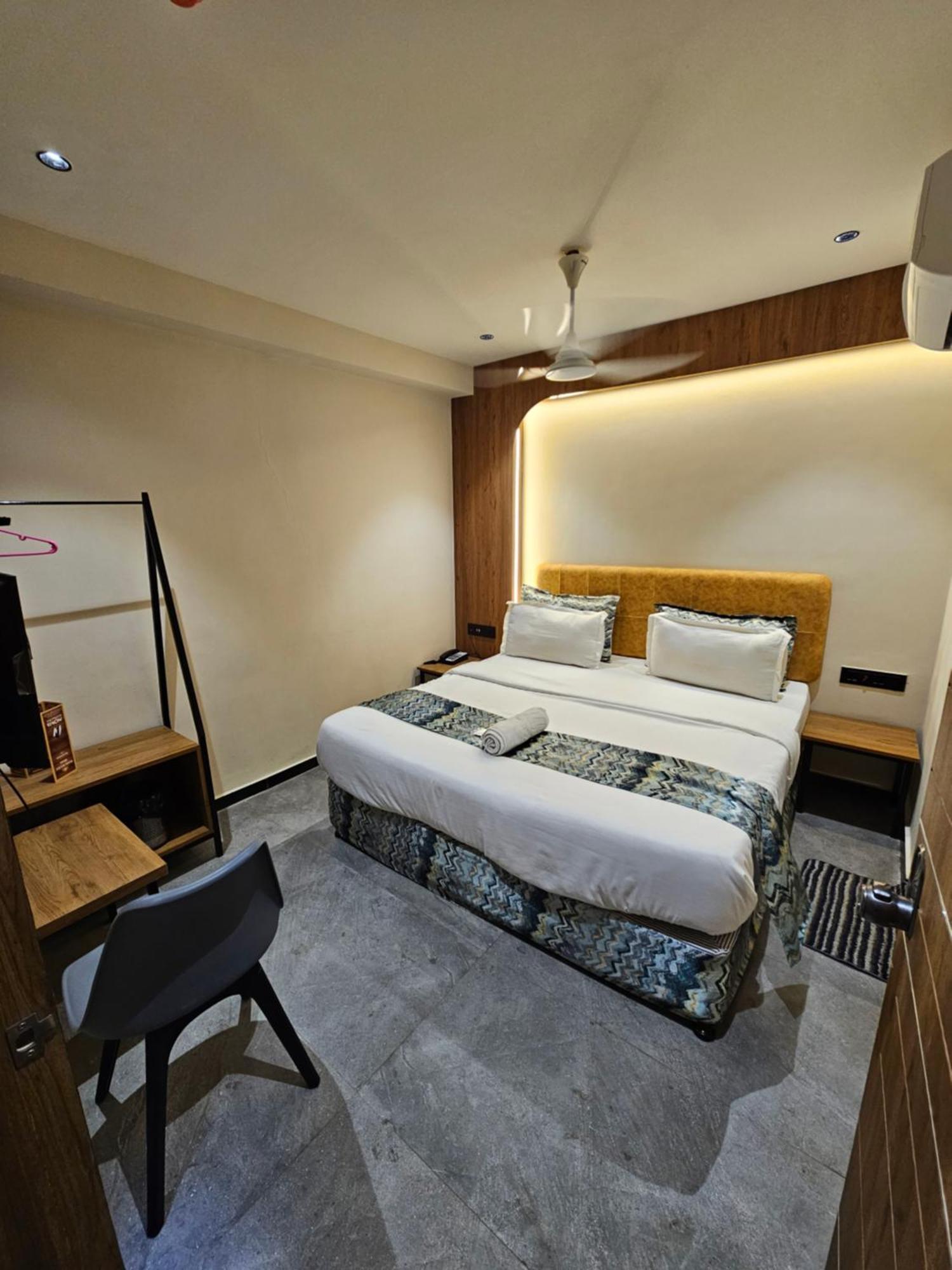 Hotel Nova Palm Rajkot Esterno foto