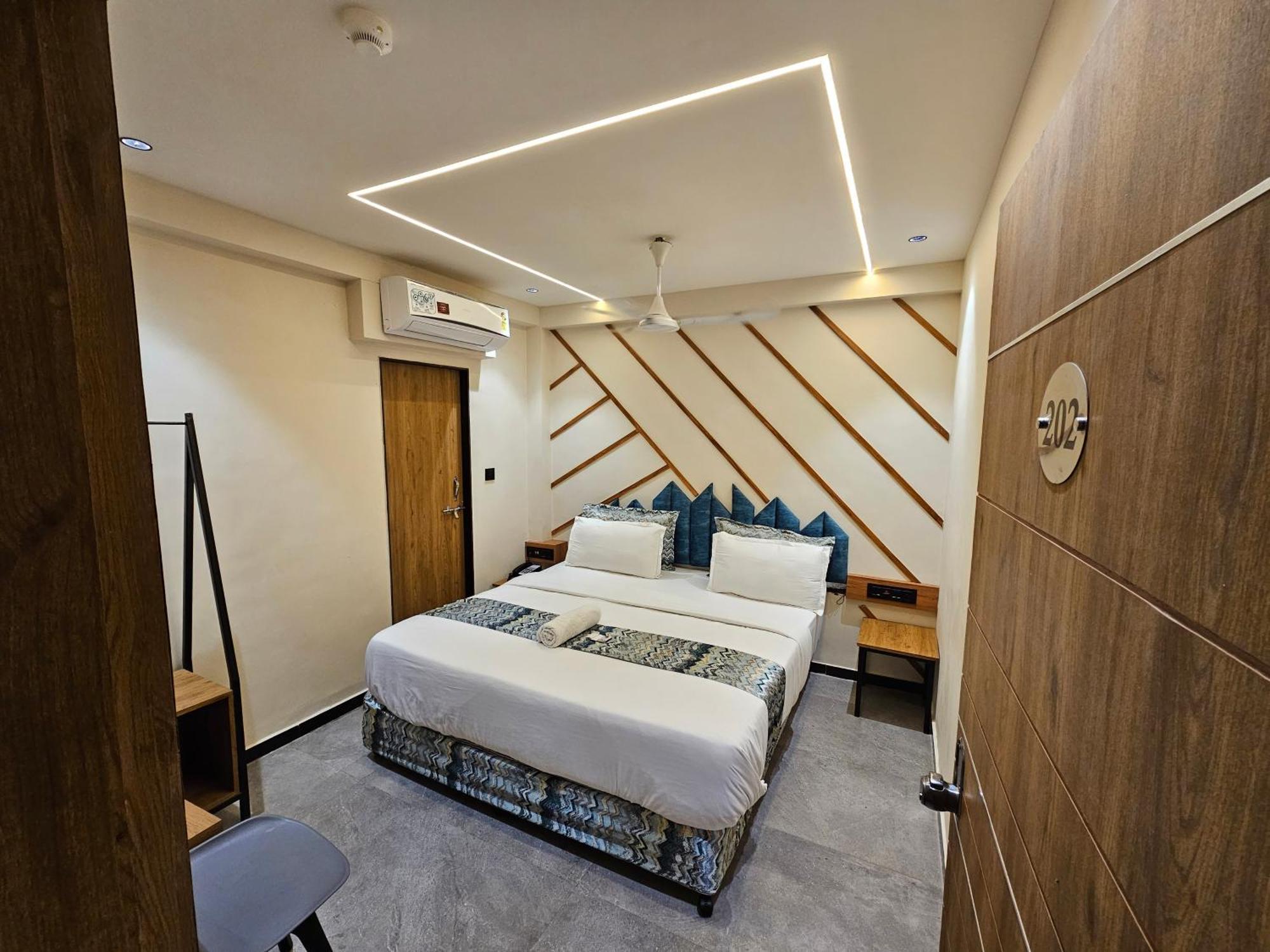 Hotel Nova Palm Rajkot Esterno foto