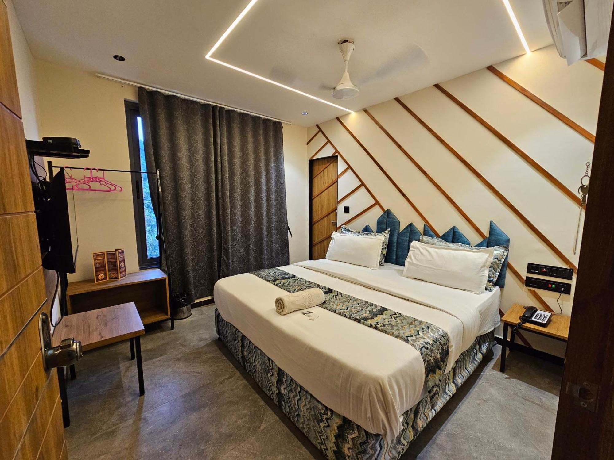 Hotel Nova Palm Rajkot Esterno foto