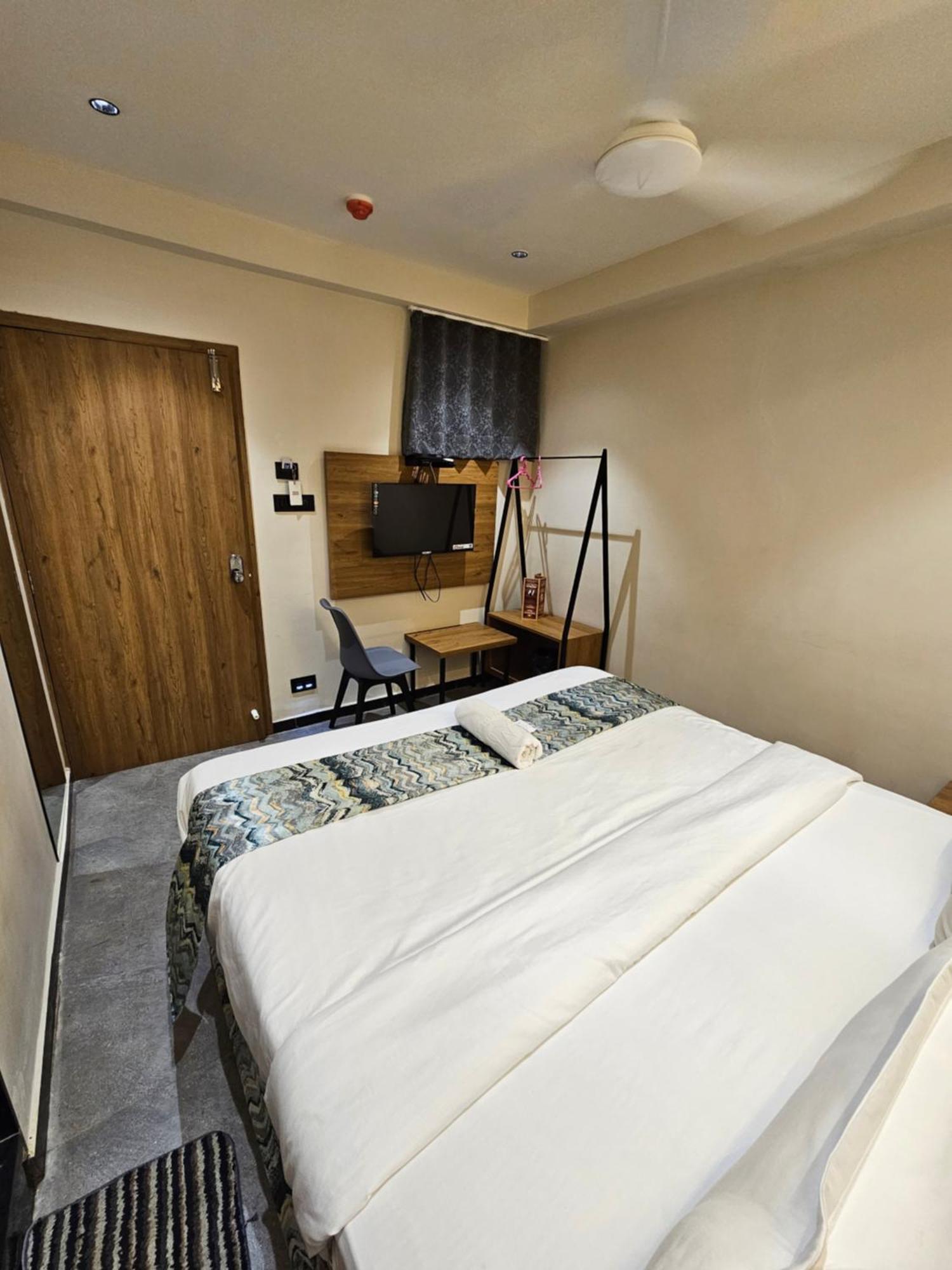 Hotel Nova Palm Rajkot Esterno foto