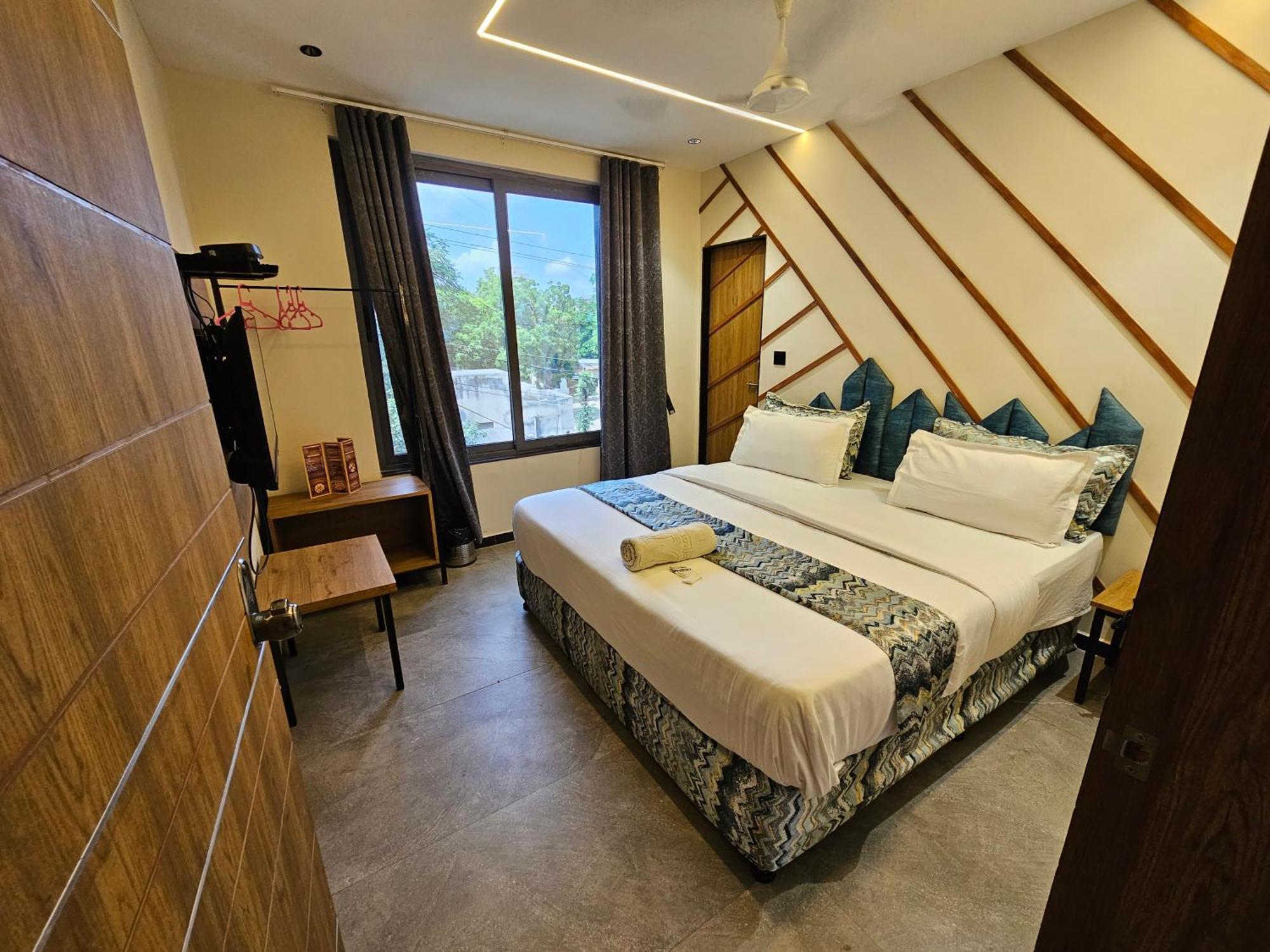 Hotel Nova Palm Rajkot Esterno foto