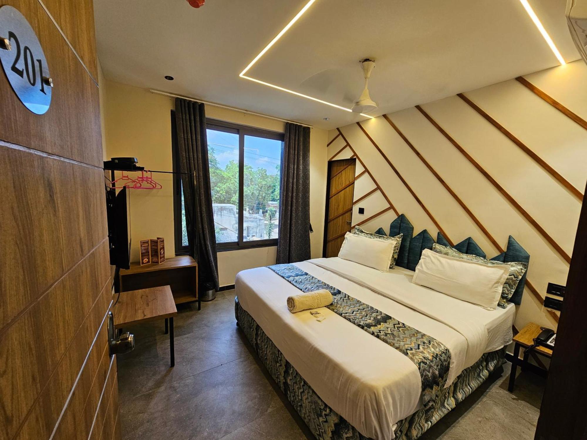 Hotel Nova Palm Rajkot Esterno foto